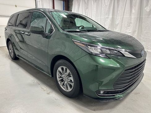 Used 2025 Toyota Sienna XLE image 1