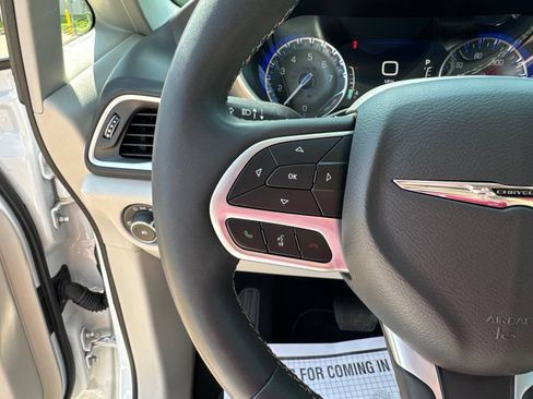 Used 2024 Chrysler Pacifica Touring-L FWD image 14