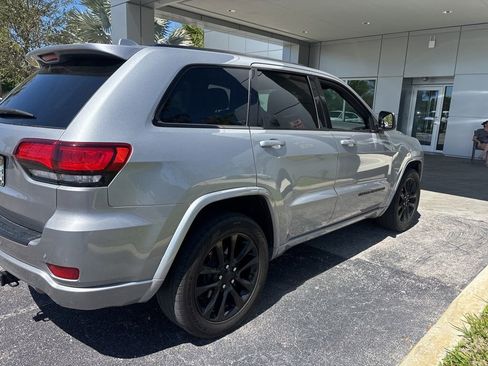 Used 2020 Jeep Grand Cherokee Altitude image 3