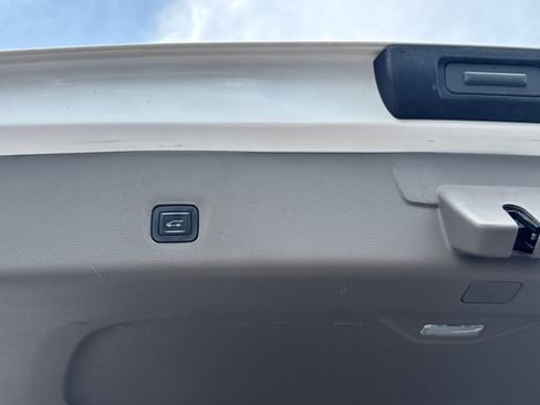 Used 2019 Chevrolet Traverse Premier w/ Driver Confidence II Package FWD image 21