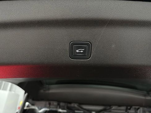 Used 2022 Chevrolet Tahoe Z71 w/ Luxury Package image 37