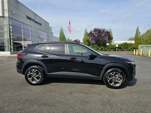 Used 2025 Chevrolet Trax LT w/ LT Convenience Package FWD image 9