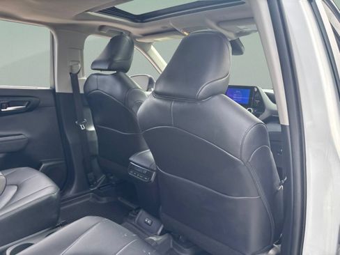 Used 2024 Toyota Highlander XLE FWD image 25