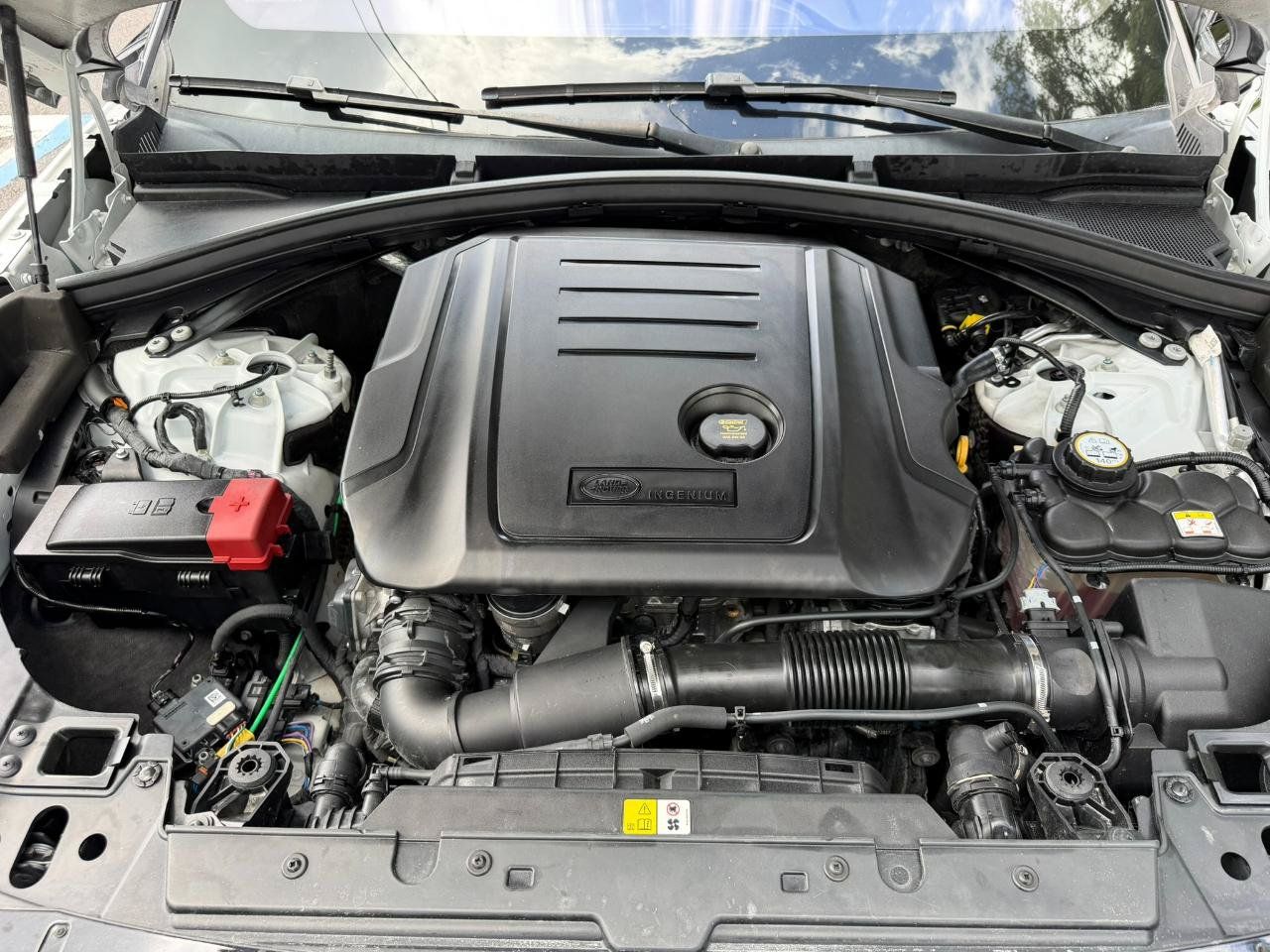 Used 2018 Land Rover Range Rover Velar R-Dynamic SE AWD/4WD image 19