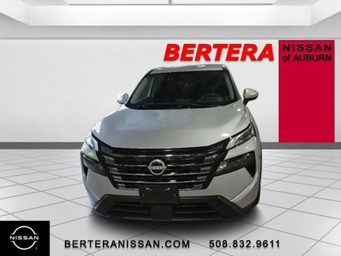 Used 2024 Nissan Rogue SV AWD/4WD image 3
