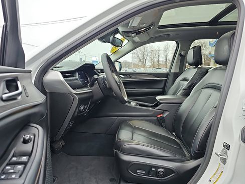 Used 2023 Jeep Grand Cherokee Limited image 14