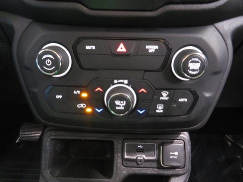 Used 2020 Jeep Renegade Latitude FWD image 23