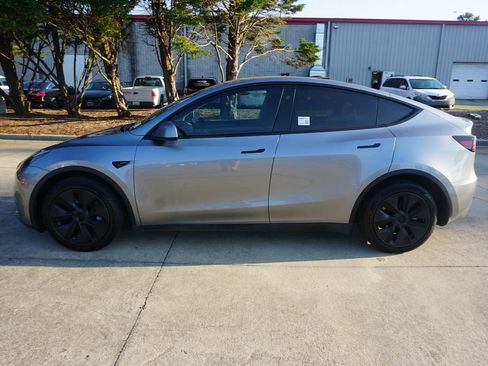 Used 2024 Tesla Model Y Long Range AWD/4WD image 23
