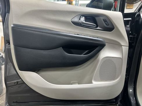 Used 2023 Chrysler Pacifica Touring-L FWD image 22