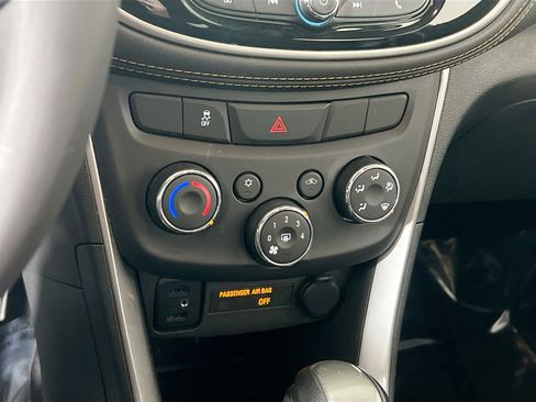 Used 2022 Chevrolet Trax LT w/ LT Convenience Package AWD/4WD image 15