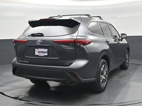 Used 2023 Toyota Highlander XLE AWD/4WD image 2
