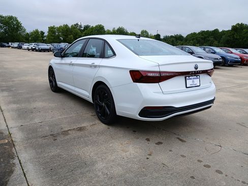 New 2026 Volkswagen Jetta SE FWD image 3