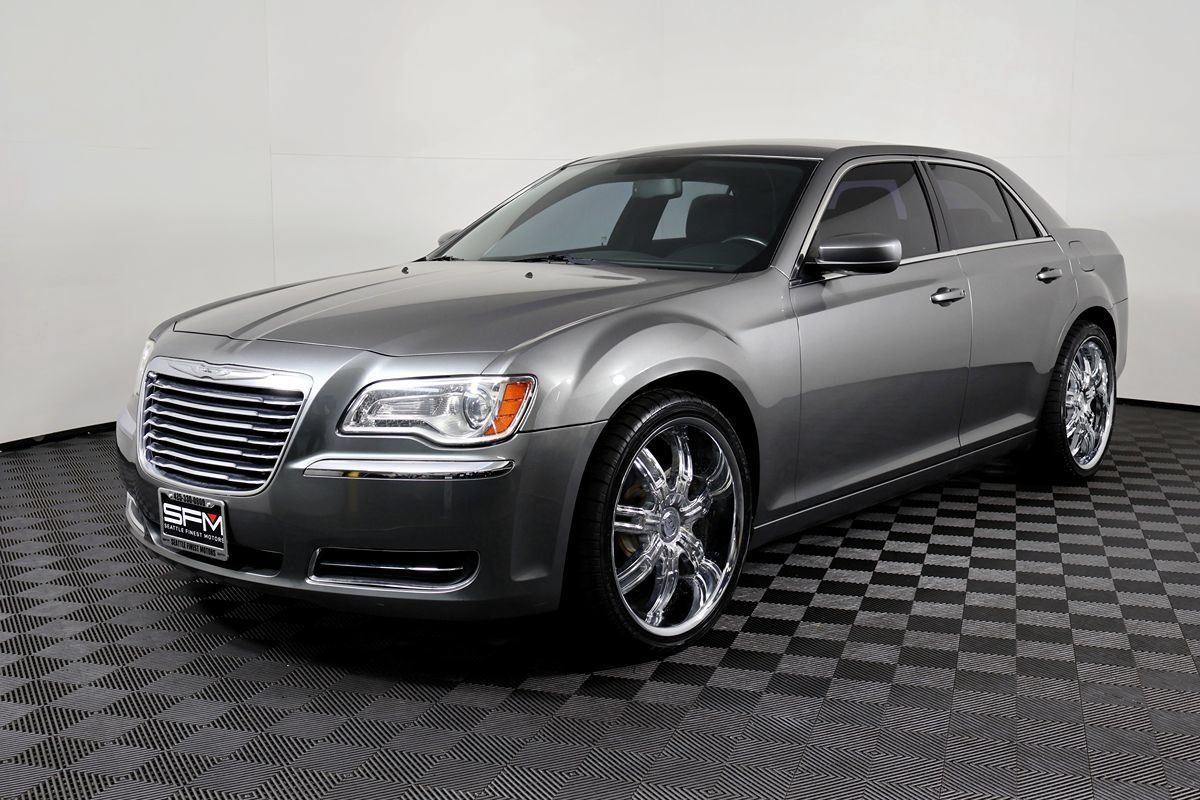 Used 2012 Chrysler 300 RWD image 2