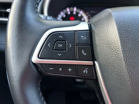 Used 2023 Toyota Highlander XLE FWD image 22