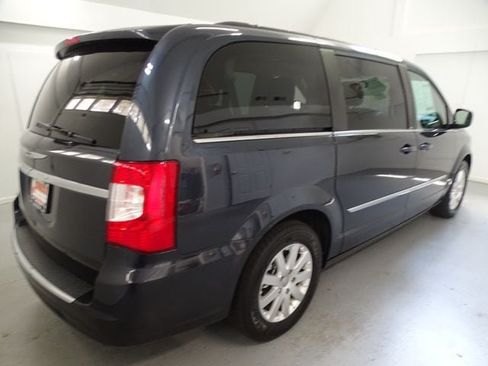 Used 2013 Chrysler Town & Country Touring FWD image 21