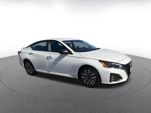 Used 2025 Nissan Altima 2.5 SV FWD image 2