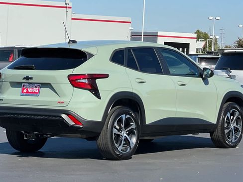 Used 2024 Chevrolet Trax RS image 2