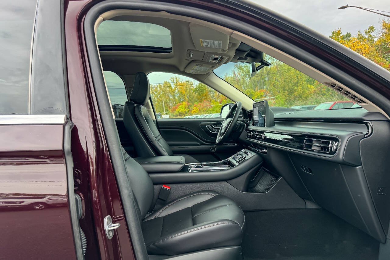 Used 2024 Lincoln Aviator AWD w/ Premium Package image 13