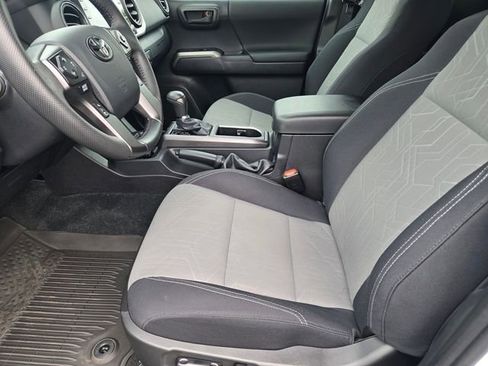 Used 2023 Toyota Tacoma TRD Off-Road w/ Advanced Technology Package AWD/4WD image 18