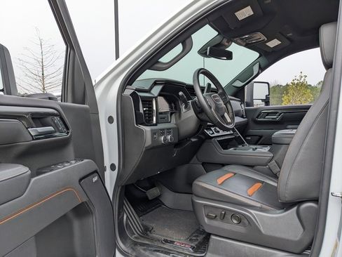 Used 2025 GMC Sierra 2500 AT4 image 40