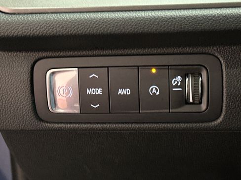 Used 2025 Chevrolet Traverse LT AWD/4WD image 39