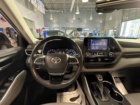 Used 2021 Toyota Highlander XLE AWD/4WD image 24