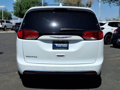 Used 2019 Chrysler Pacifica Touring-L image 4