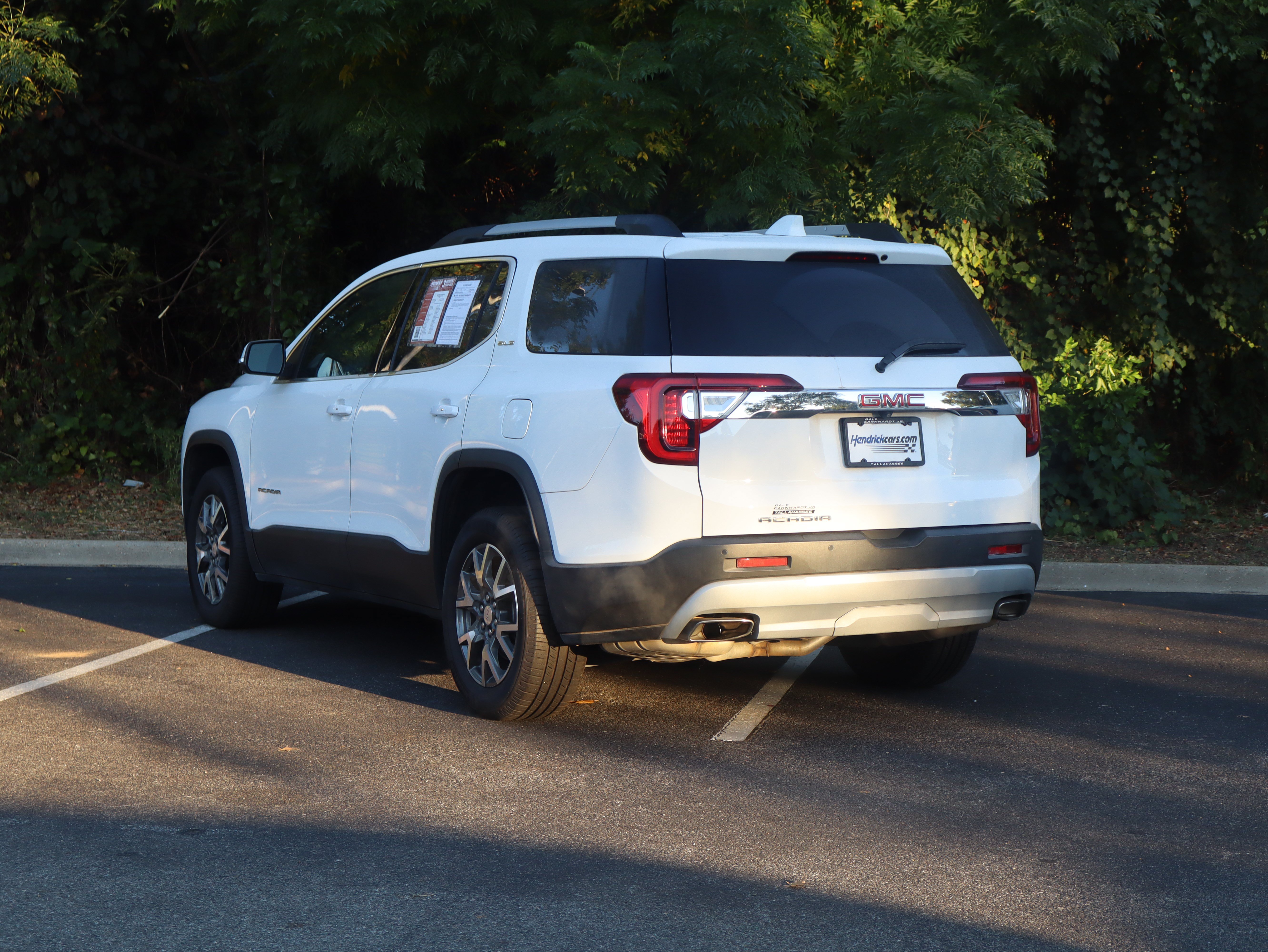 Used 2023 GMC Acadia SLE w/ Driver Convenience Package FWD image 7