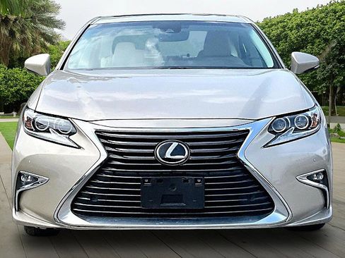Used 2017 Lexus ES 350 w/ Luxury Package FWD image 2