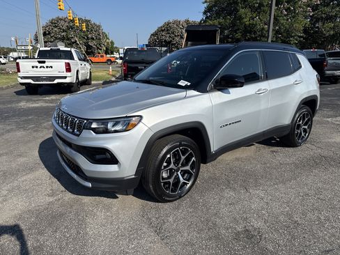 Used 2025 Jeep Compass Limited AWD/4WD image 4