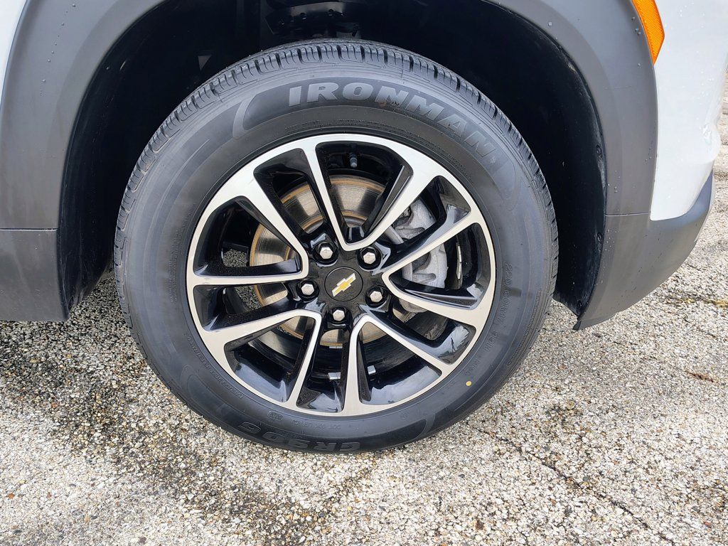 Used 2025 Chevrolet TrailBlazer LT AWD/4WD image 12