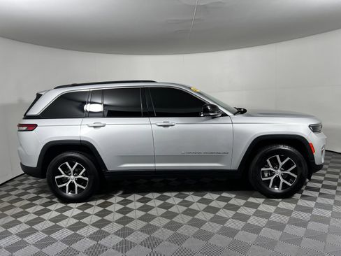 Used 2024 Jeep Grand Cherokee Limited RWD image 4