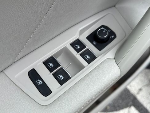 Certified 2022 Volkswagen Tiguan SE image 12