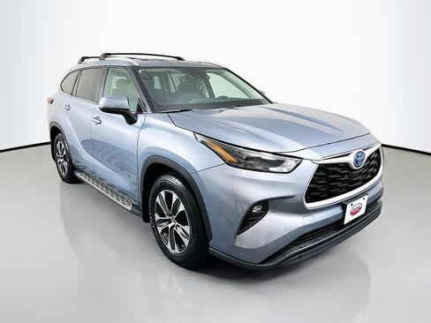 Used 2024 Toyota Highlander XLE FWD image 3