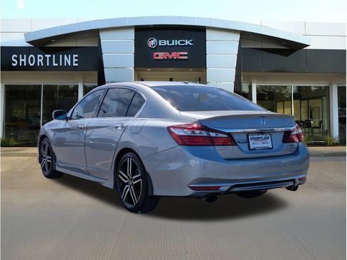 Used 2017 Honda Accord Touring image 5