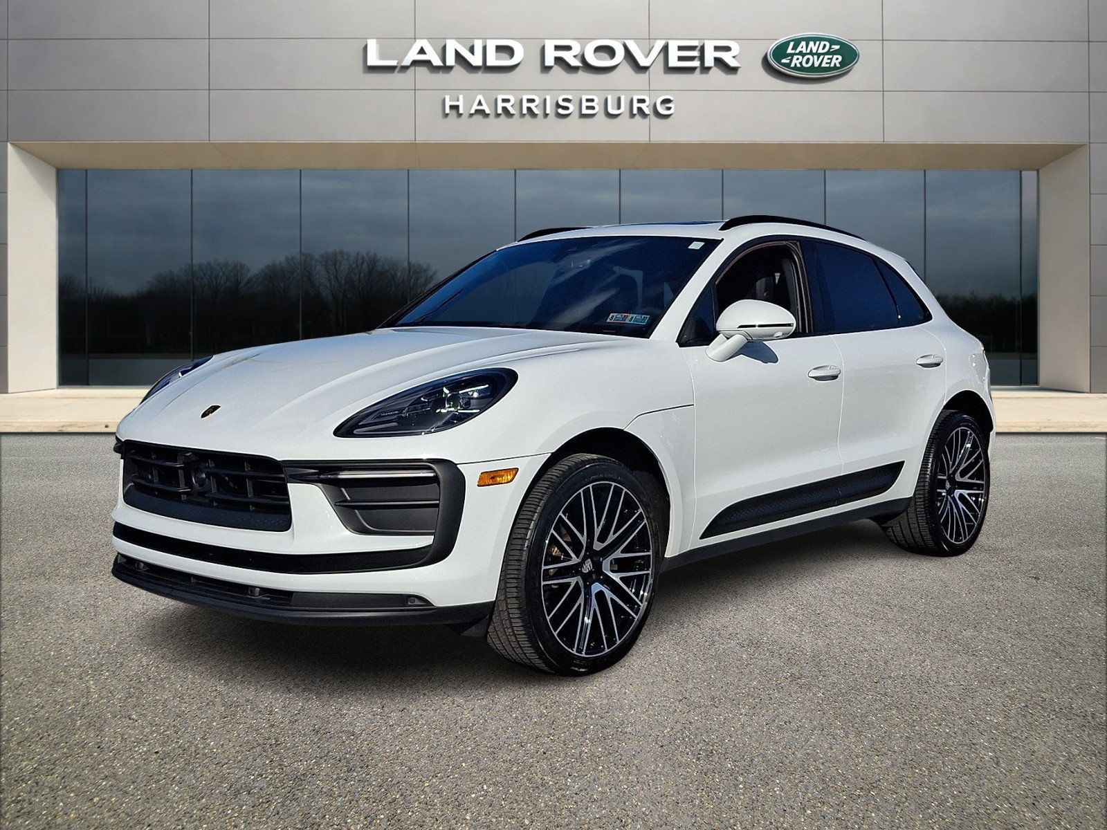 Used 2022 Porsche Macan AWD/4WD image 1