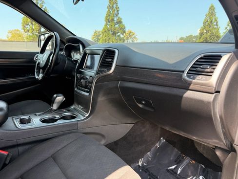 Used 2018 Jeep Grand Cherokee Laredo AWD/4WD image 19