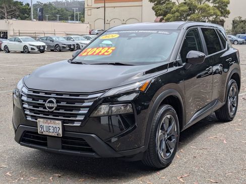 Used 2024 Nissan Rogue SV FWD image 2