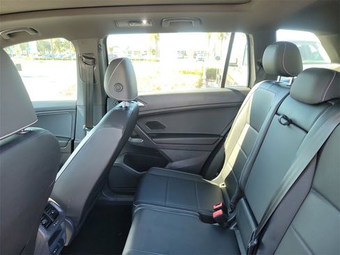 Used 2021 Volkswagen Tiguan SE R-Line image 10
