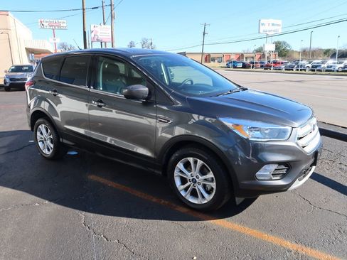 Used 2019 Ford Escape SE image 2