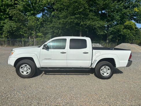Used 2015 Toyota Tacoma PreRunner w/ SR5 Package RWD image 2