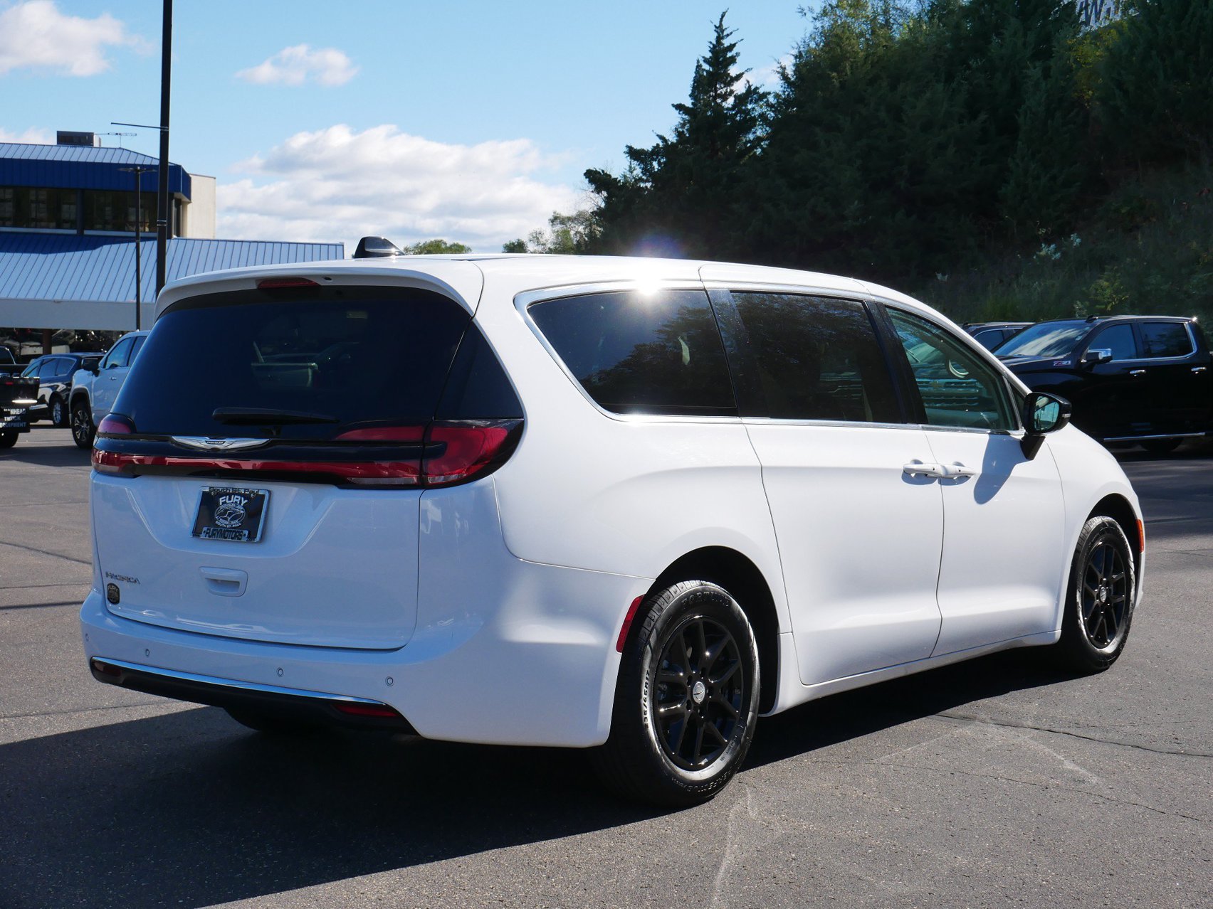 Used 2024 Chrysler Pacifica Touring-L FWD image 4