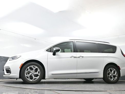 Used 2023 Chrysler Pacifica Limited image 52