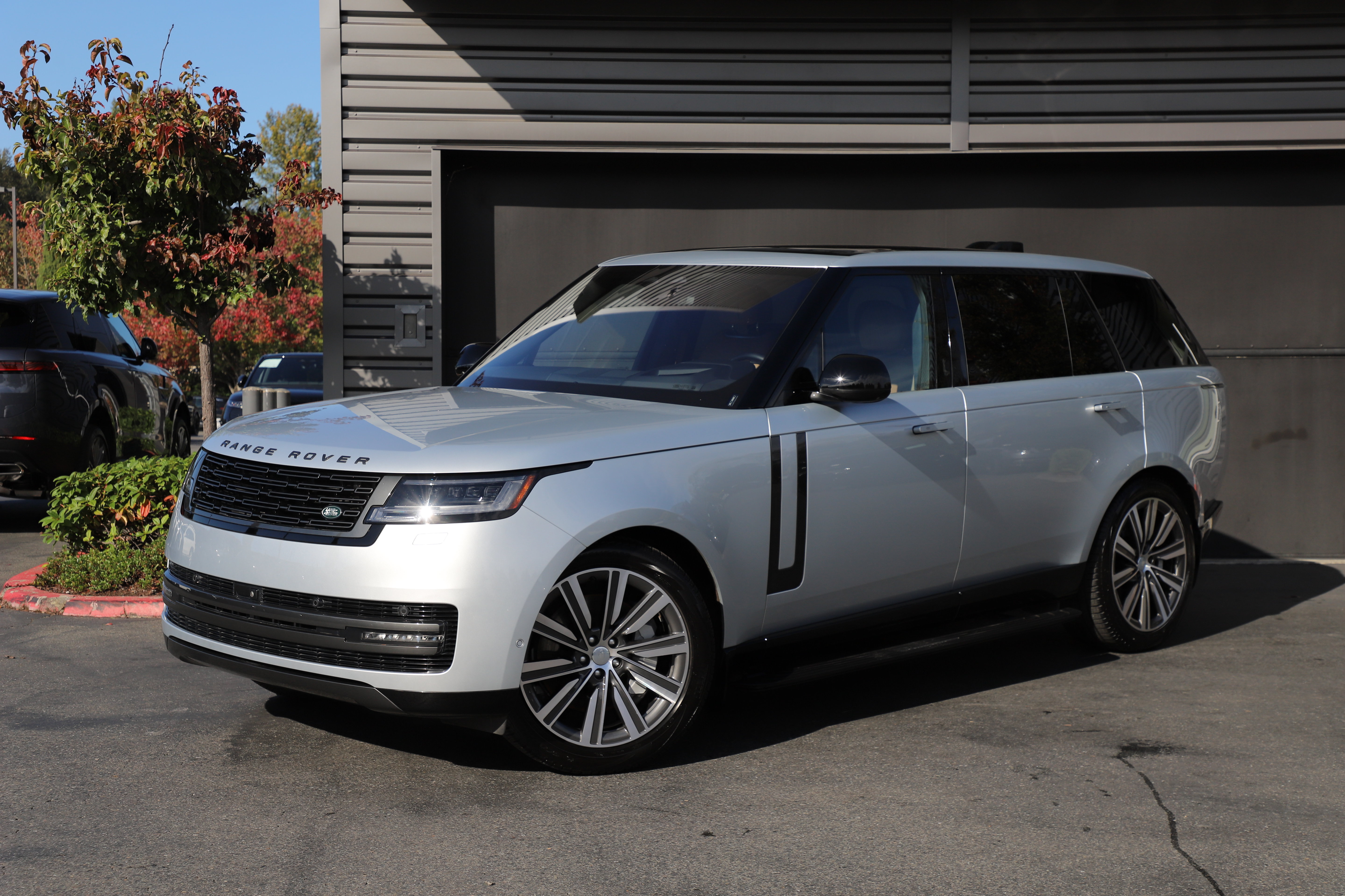 Certified 2023 Land Rover Range Rover Long Wheelbase SE AWD/4WD image 1