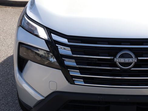 Used 2024 Nissan Rogue SV image 14