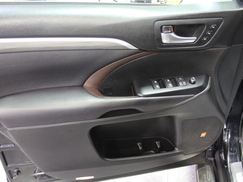 Used 2017 Toyota Highlander Limited Platinum image 20