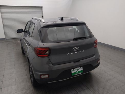 Used 2022 Hyundai Venue SEL FWD image 6