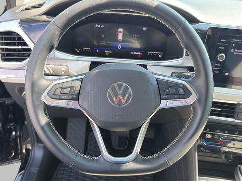 Used 2025 Volkswagen Taos SE AWD/4WD image 12