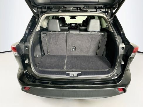 Used 2021 Toyota Highlander XLE FWD image 31