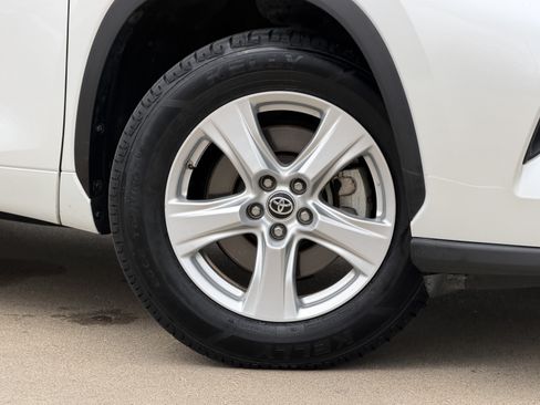Used 2025 Toyota Highlander LE FWD image 3